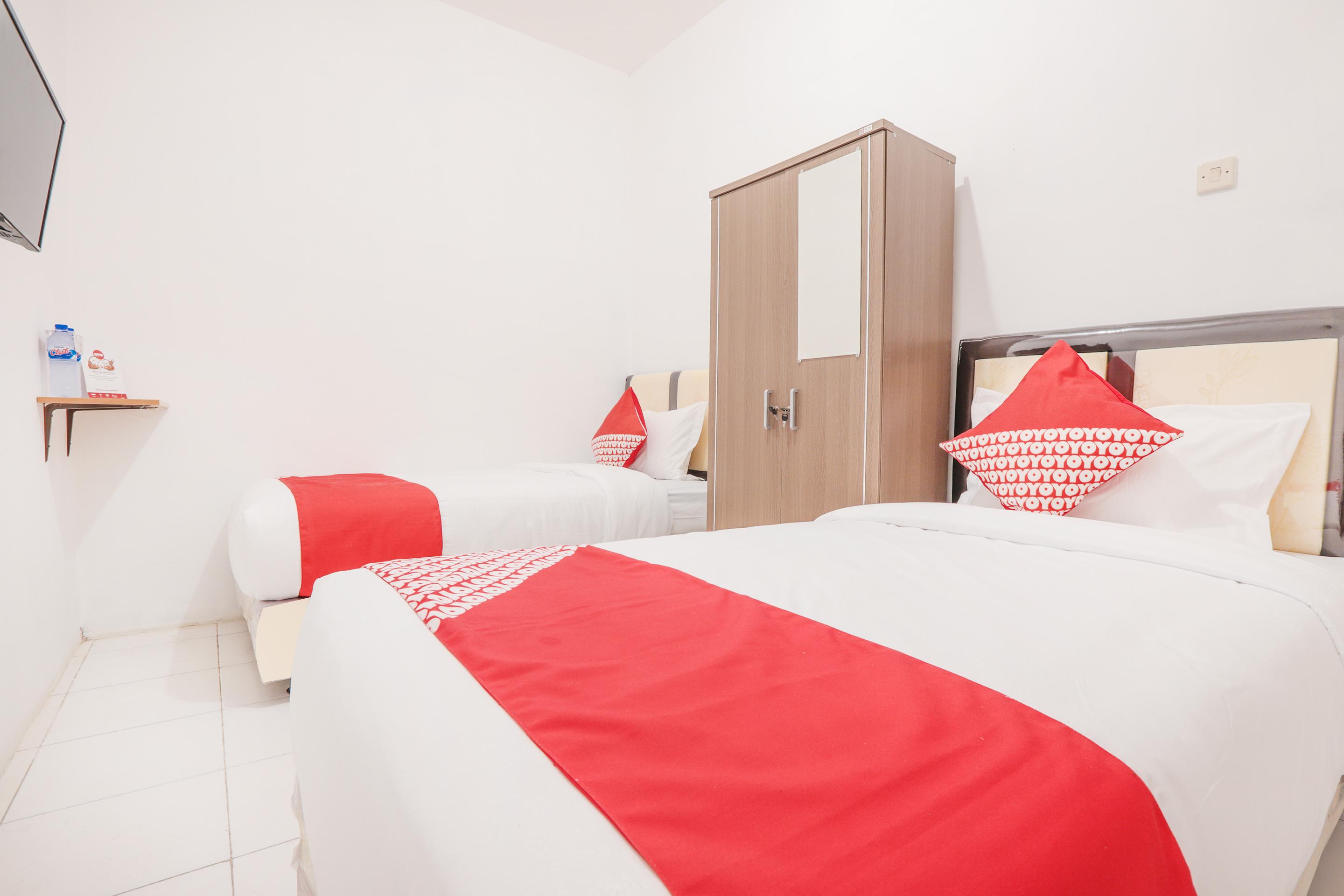 Reddoorz Near Esa Unggul Campus Hotel