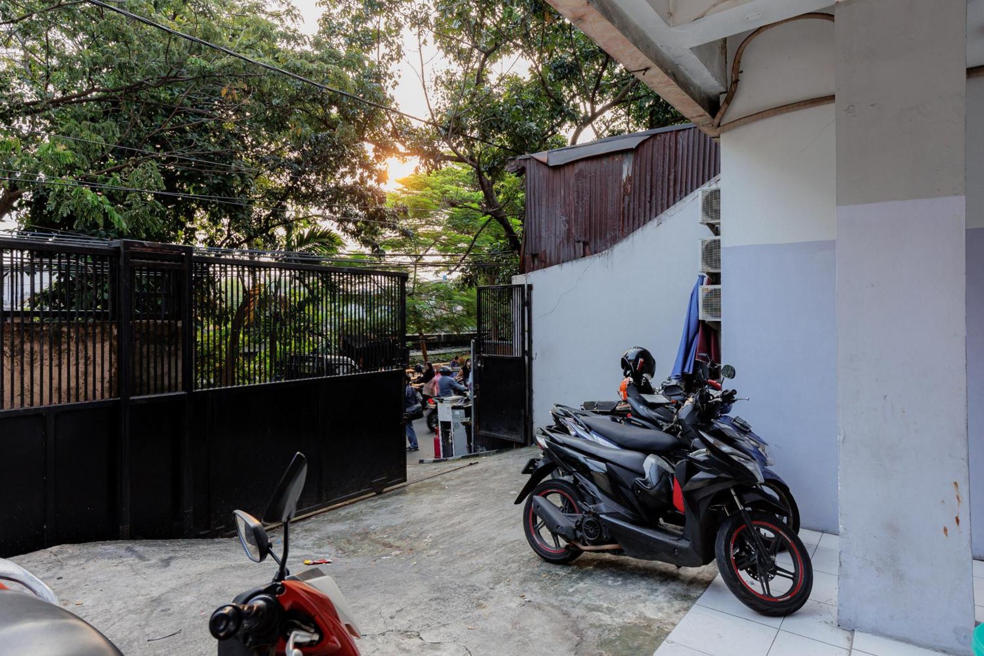 Reddoorz Near Esa Unggul Campus