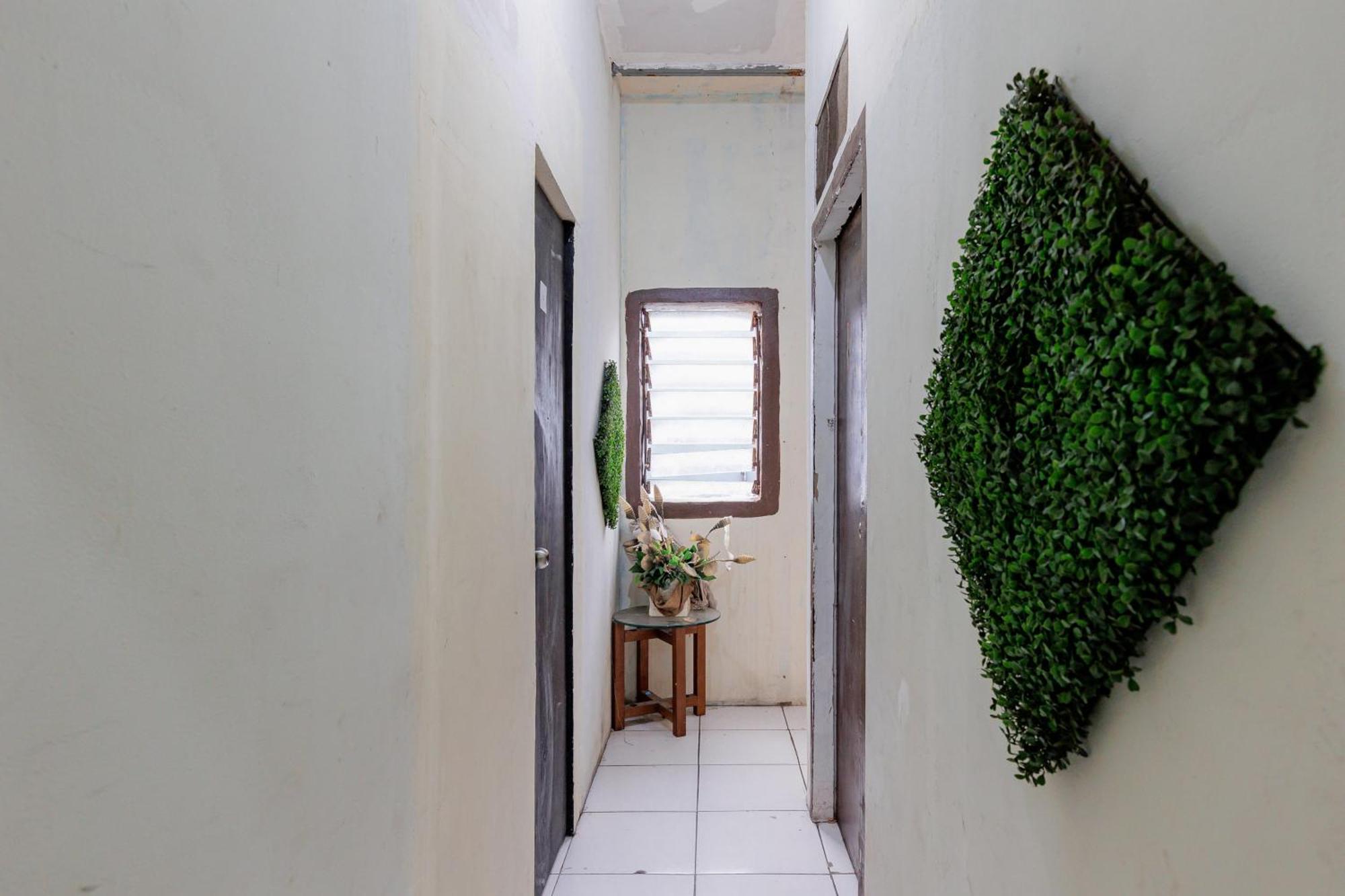 Hotel Reddoorz Near Esa Unggul Campus 2*