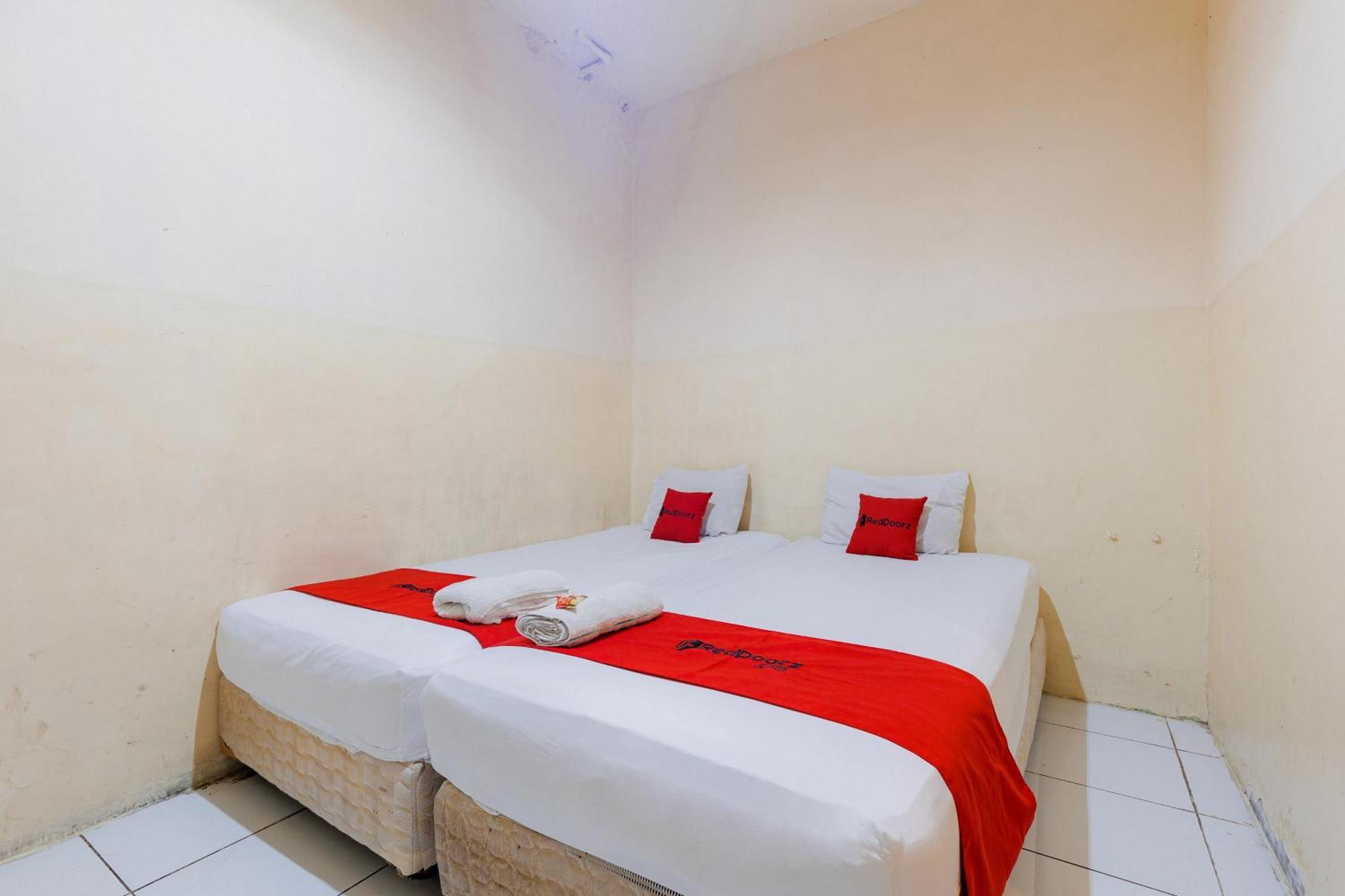 Reddoorz Near Esa Unggul Campus Hotel