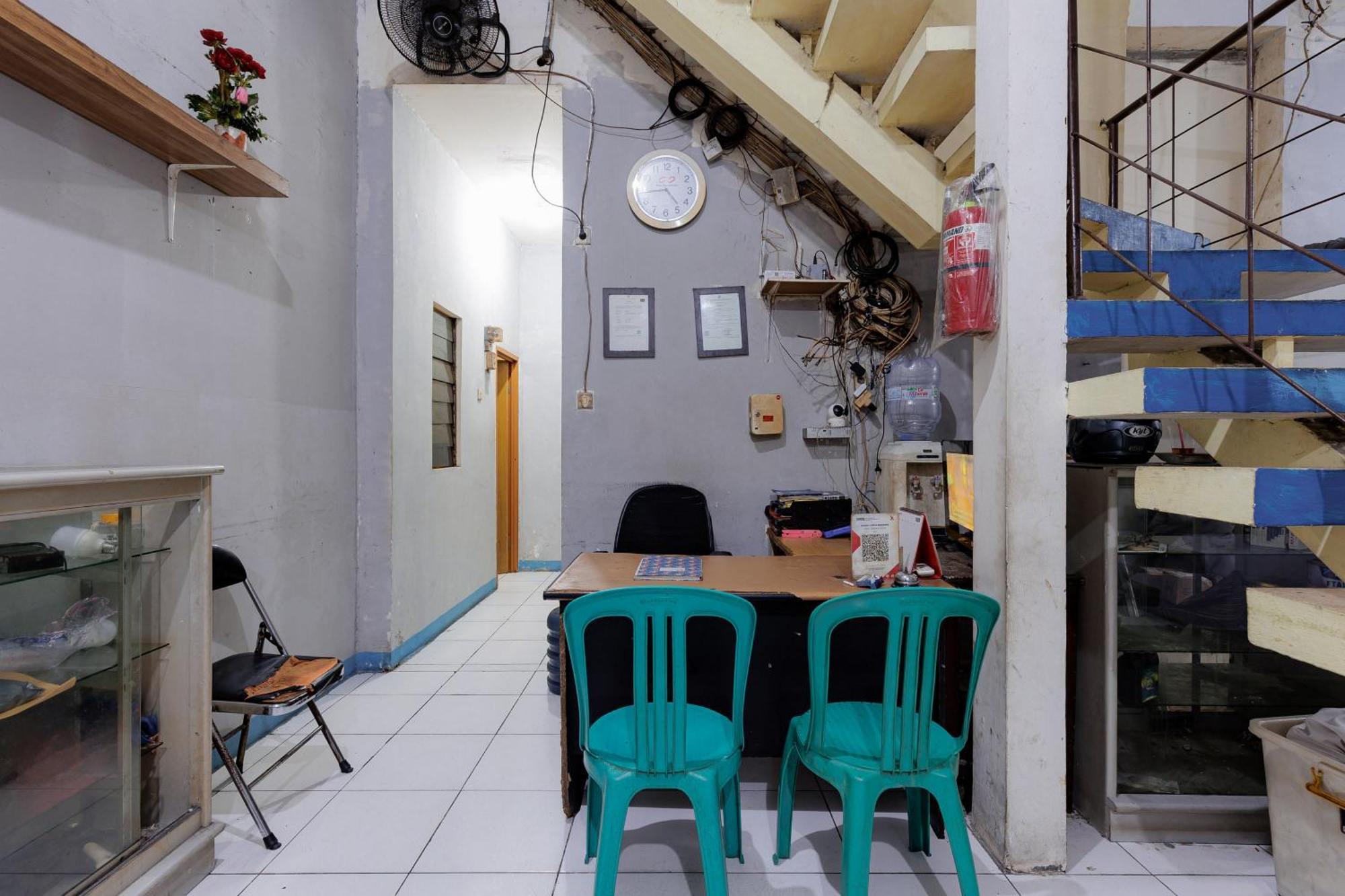 Reddoorz Near Esa Unggul Campus Hotel 2*