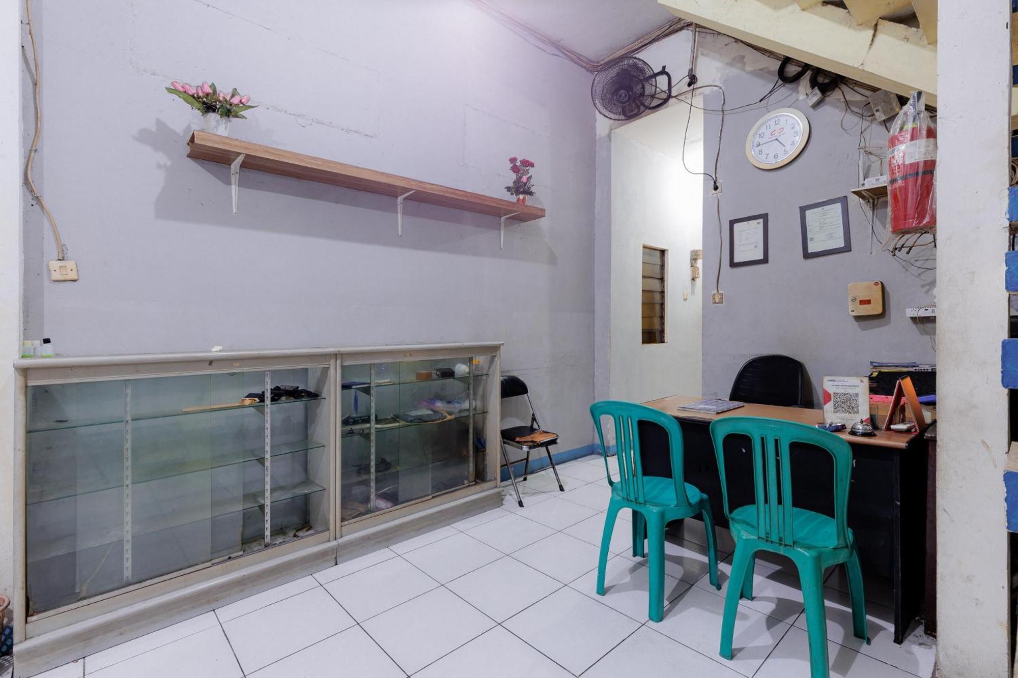 Reddoorz Near Esa Unggul Campus Hotel Jakarta