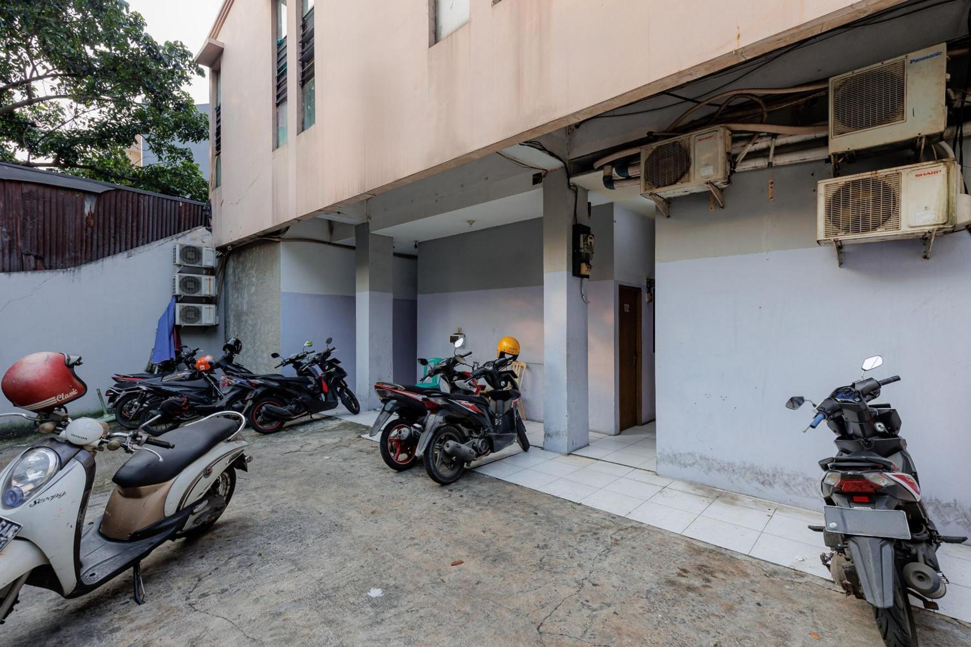 Reddoorz Near Esa Unggul Campus 2* Jakarta